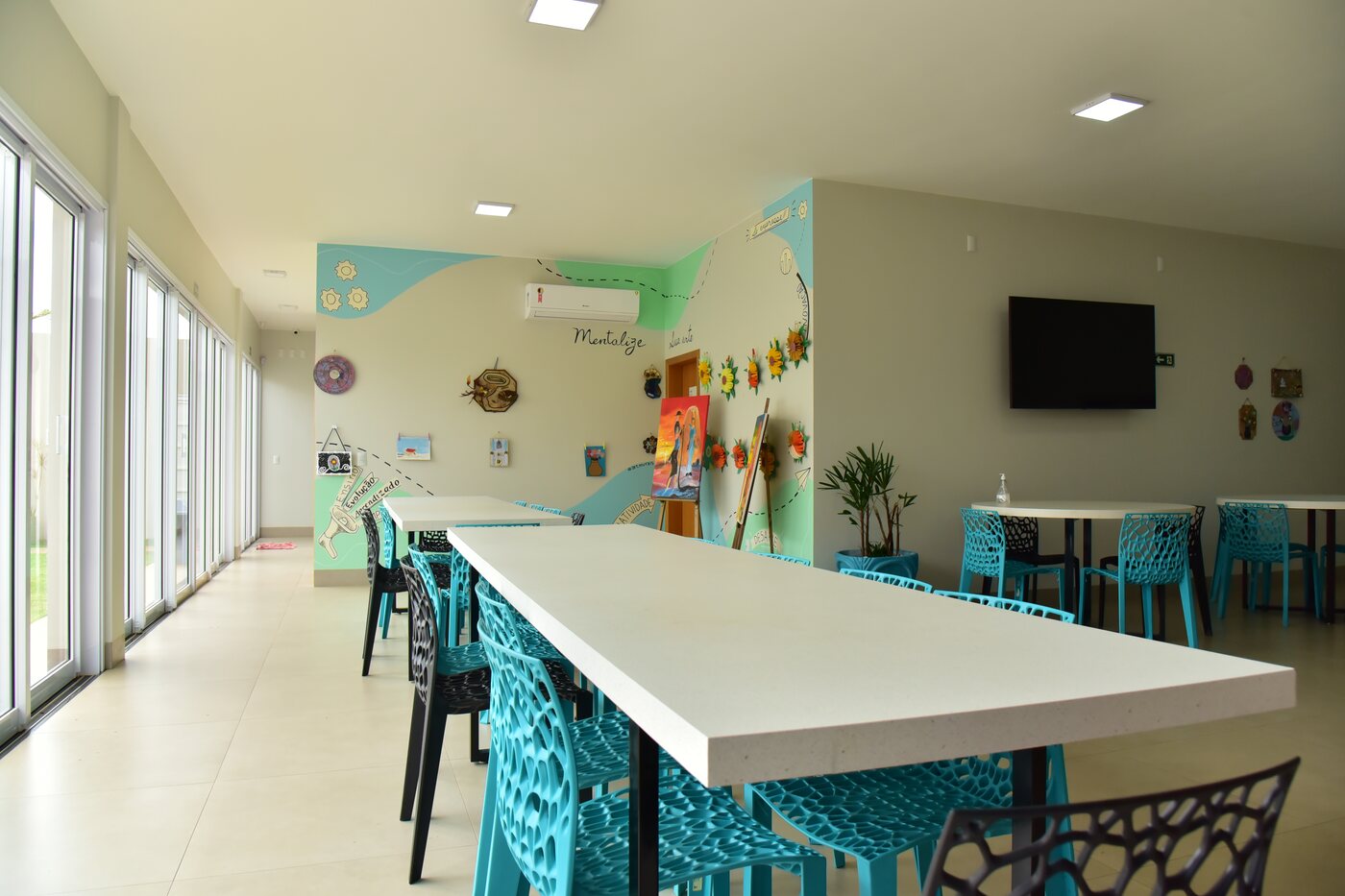 Espaço de convivência do Instituto Mentalize, amplo e iluminado